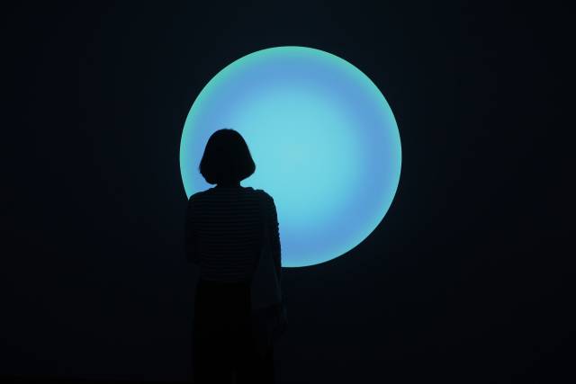 11일 서울 용산구 페이스갤러리에서 열린 설치미술가 제임스 터렐의 개인전 '더 리턴(The Return)'에서 한 참석자가 작가의 ‘글라스워크’ 설치를 살펴보고 있다. /연합뉴스