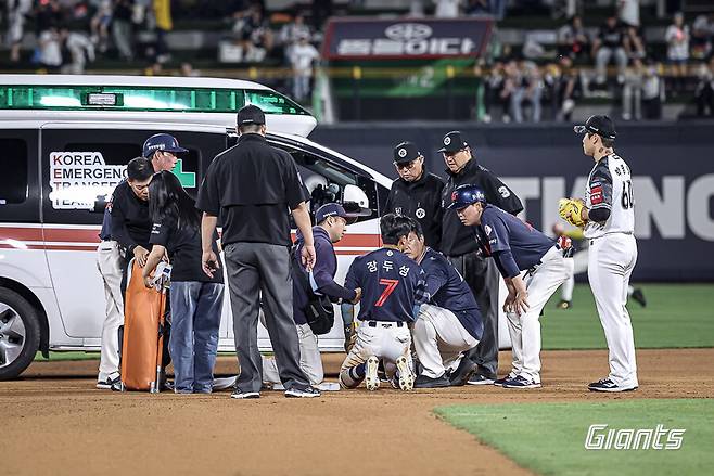▲ 결국 구급차에 실려 병원 검진을 받은 장두성 ⓒ롯데 자이언츠