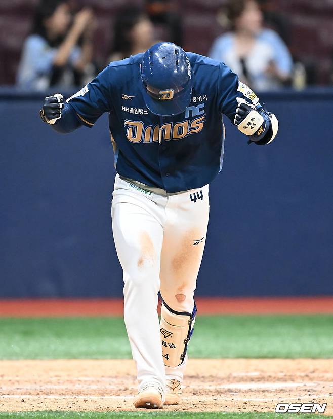 홈런을 날리고 포효하는 김휘집.