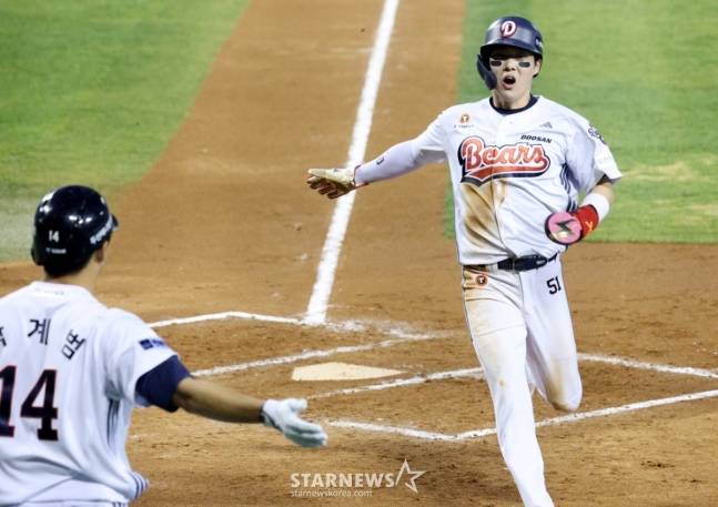 두산 베어스 조수행(오른쪽). /사진=김진경 대기자