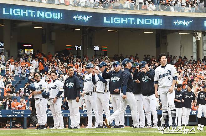 31일 오후 경상남도 창원NC파크에서 열린 '2025 신한 SOL Bank KBO리그' 한화 이글스와 NC 다이노스의 경기, 한화가 9회초 6득점 빅이닝을 만들며 9:6의 스코어로 승리, 위닝 시리즈를 확보했다. 경기 종료 후 NC 선수들이 관중석을 향해 인사하고 있다. 엑스포츠뉴스 DB