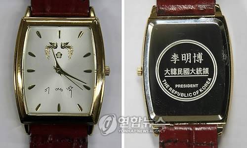 시중에 유통된 '가짜 대통령 시계' (서울=연합뉴스) 배재만 기자 = 서울중앙지검 특수1부는 7일 대통령 휘장과 서명을 이용한 가짜 `대통령 시계'를 제조 및 판매한 혐의(공기호 위조 및 행사 등)로 이 모 씨 등 8명을 불구속기소 했다. 2009.8.7 scoop@yna.co.kr