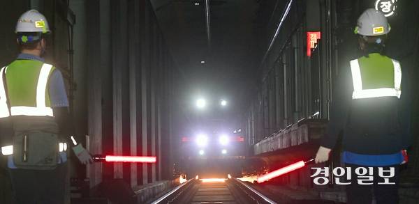 인천지하철1호선 캠퍼스타운역에서 인천교통공사 관계자들이 승객들의 안전과 승차감 향상을 위한 레일연마작업을 하고 있는 모습. /경인일보DB