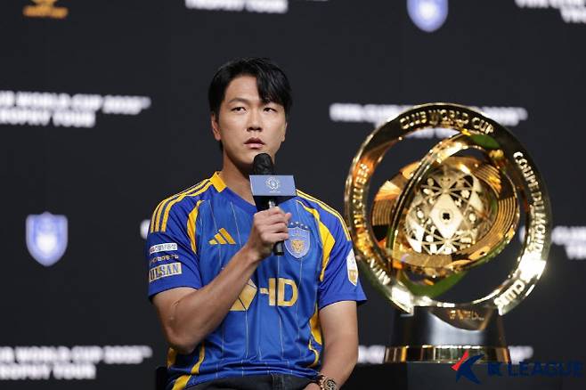 클럽월드컵 트로피와 김영권(사진=한국프로축구연맹 제공)