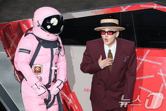 빅뱅 지드래곤(GD,권지용)이 13일 오후 서울 용산구 그랜드 하얏트 서울 호텔에서 열린 '피스마이너스원 프리미엄 하이볼 론칭 파티-더 시그널(THE SIGNAL)'에 참석해 인사를 하고 있다. ⓒ News1 권현진 기자