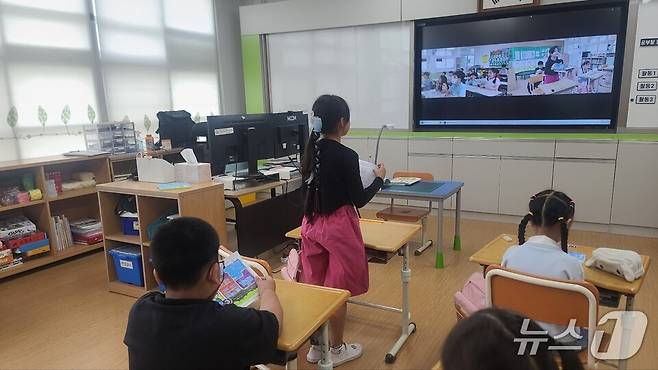 무안초와 진도 의신초 학생들이 원격 화상수업을 하고 있다.(전남도교육청 제공, 재판매 및 DB 금지)