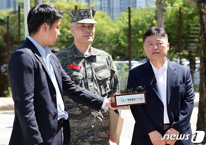 박정훈 전 해병대 수사단장(대령·가운데)와 김정민 변호사(오른쪽). 2023.9.8/뉴스1 ⓒ News1 박정호 기자