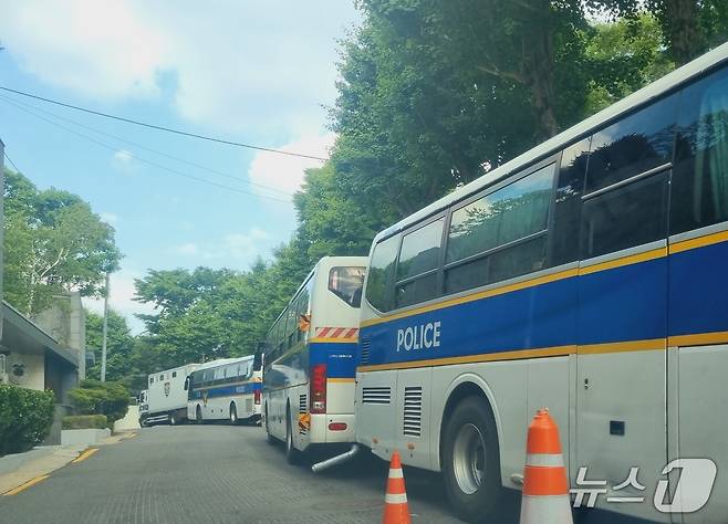 14일 오후 이재명 대통령 아들 동호 씨의 결혼식이 열리는 가운데 인근 주변에 경찰 버스들이 줄지어 대기하고 있다. / 뉴스1 박혜연 기자