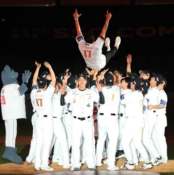 헹가레를 받는 추신수 SSG 랜더스 보좌역. 사진┃SSG 랜더스