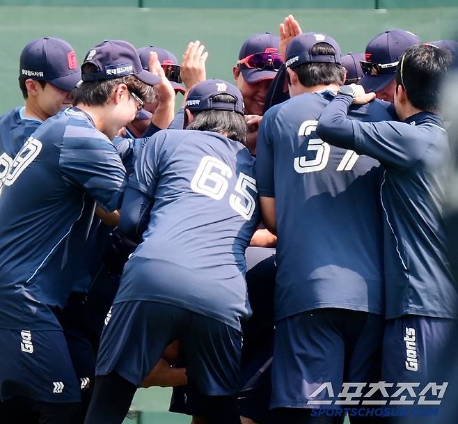 윤성빈(오른쪽 끝)의 김원중의 등을 힘차게 내리치고 있다.