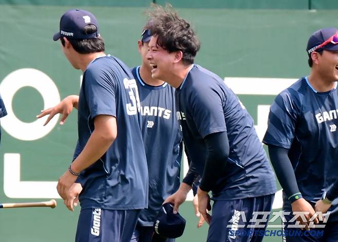 얼굴이 벌겋게 상기된 김원중이 웃음을 터트리고 있다.