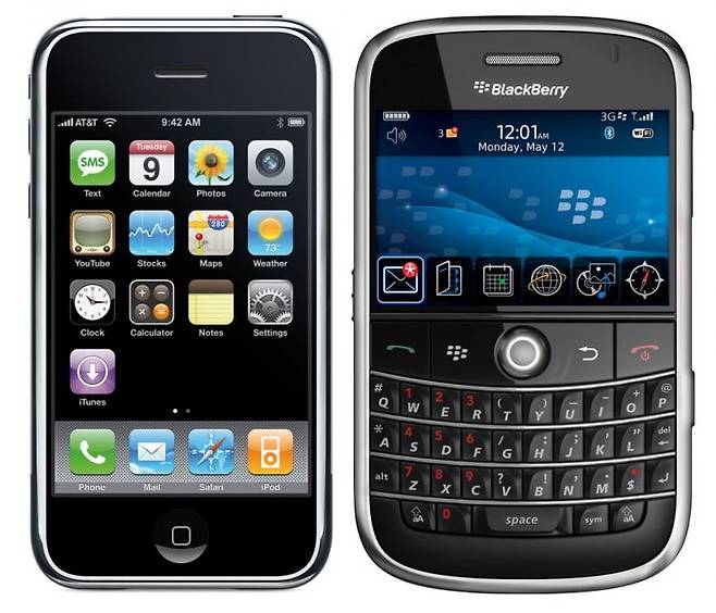 아이폰(왼쪽)과 블랙베리