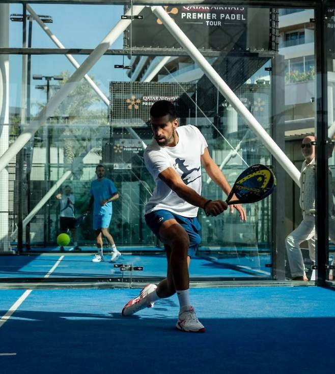 지난해 카타르 도하에서 빠델을 치고 있는 테니스 선수 노바크 조코비치. /인스타그램