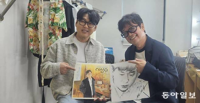 찍어 내기 바쁘게 팔렸던 두 사람의 앨범은 한국 가요계의 소중한 역사다. 변진섭(왼쪽)이 이상우 1집을, 이상우가 변진섭 2집을 가리키고 있다. 원주= 유재영 기자 elegant@donga.com