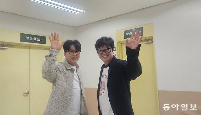 청바지가 여전히 잘 어울리는 발라드의 레전드 두 사람이 팬들에게 추억을 공유하자며 손짓한다. 원주=유재영 기자 elegant@donga.com