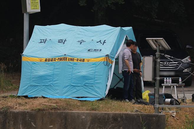 수사 당국이 13일 충북 청주시 흥덕구 한 소류지에서 대구 신변보호 여성을 살해하고 충청권으로 숨어든 혐의를 받는 40대 남성 용의자를 찾기 위해 수색을 벌이고 있다. 뉴스1
