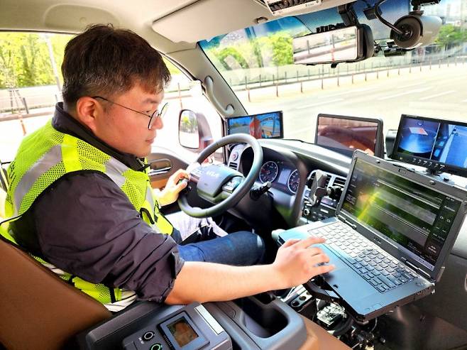 서울시 재난안전실 도로관리과의 노민재 주무관이 GPR 차량을 몰며 얻은 지하 탐측 데이터를 실시간으로 확인하고 있다. 과학동아 제공