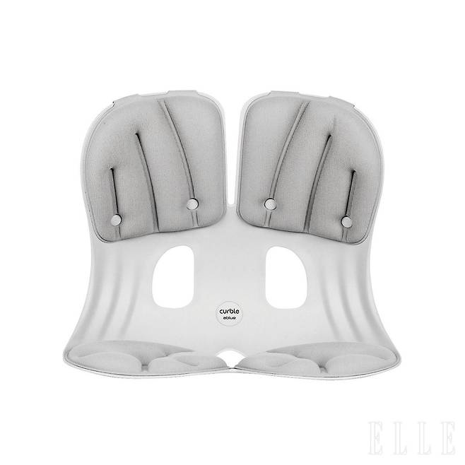 지렛대 원리로 압력을 분산하고 틀어진 골반을 모아 척추를 자연스럽게 지지한다. 에어홀 덕분에 장시간 앉아 있어도 땀이 차지 않고 쾌적하다. 커블체어 그랜드, 그레이, 4만9천9백원, Curble.