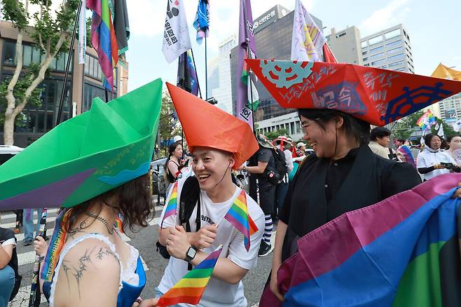 26회 서울퀴어퍼레이드에 참가한 시민이 사진을 찍기 위해 포즈를 취하고 있다. 정용일 선임기자 yongil@hani.co.kr