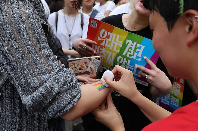 26회 서울퀴어퍼레이드에 참여한 시민들에게 무지개 스탬프를 찍어주고 있다. 정용일 선임기자 yongil@hani.co.kr
