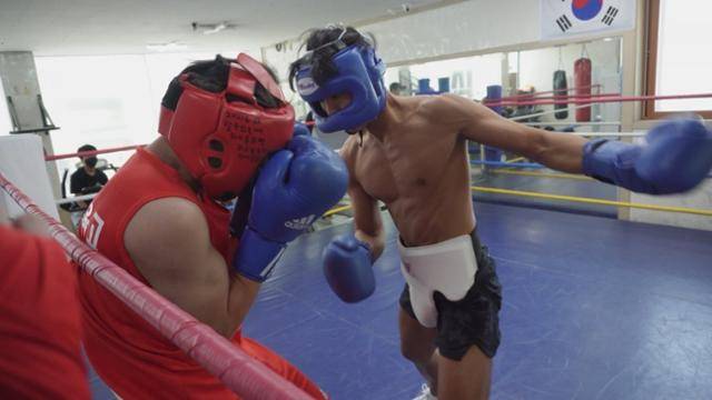 파란색 헤드기어를 쓰고 복싱 연습 중인 조여훈 경사. 경기남부경찰청 제공