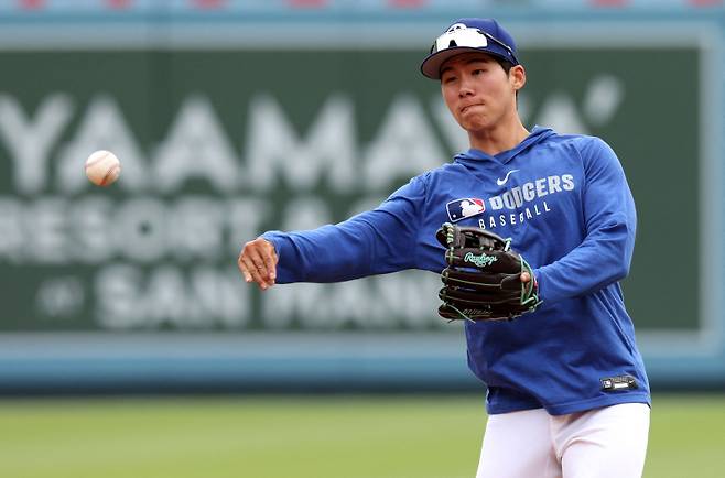 <yonhap photo-1634=""> Jun 5, 2025; Los Angeles, California, USA; Los Angeles Dodgers second baseman Hyeseong Kim (6) warms up before a game against the New York Mets at Dodger Stadium. Mandatory Credit: Jason Parkhurst-Imagn Images/2025-06-06 06:40:12/ <저작권자 ⓒ 1980-2025 ㈜연합뉴스. 무단 전재 재배포 금지, AI 학습 및 활용 금지></yonhap>
