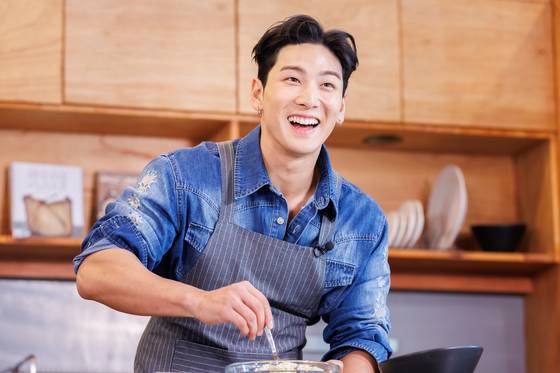 힘든 날, 생각나는 엄마의 요리로 백호는 콩국을 떠올렸다. 무와 배추를 넣고 콩 반죽을 넣어 만드는 제주 토속 음식이다. 사진 나승보