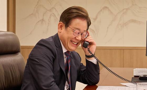 이재명 대통령이 10일 서울 용산구 대통령실 청사 집무실에서 시진핑 중국 국가주석과 전화 통화를 하고 있다. 대통령실 제공