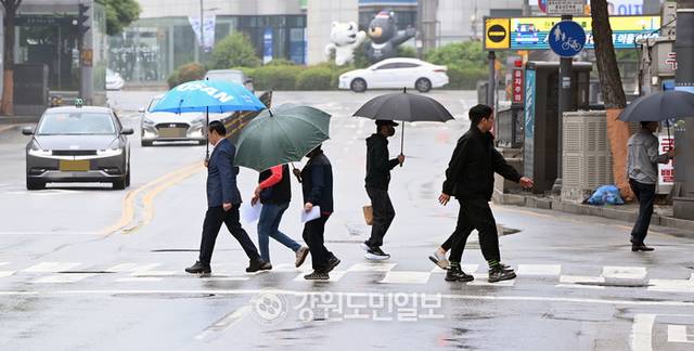▲ 이슬비가 내린 15일 춘천 중앙로에서 시민들이 우산을 쓰고 길을 걷고 있다. 방도겸 기자