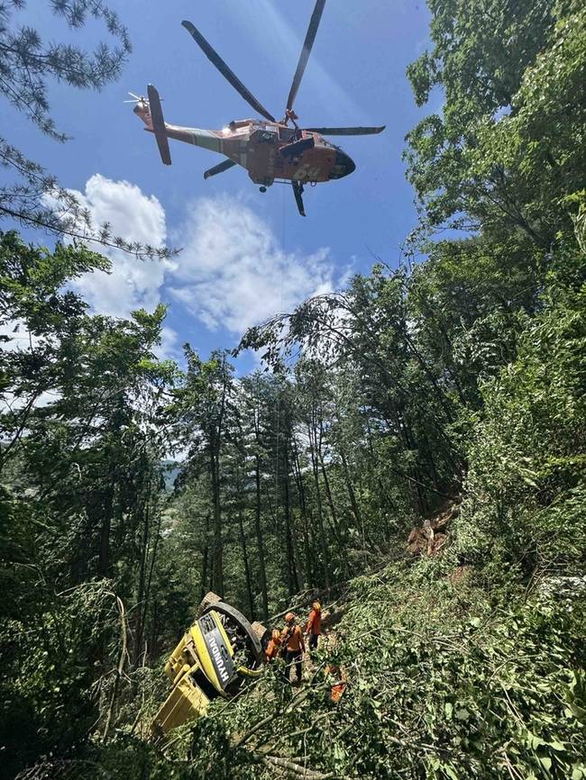 ▲ 14일 오전 11시 18분쯤 횡성군 강림면 강림리의 한 야산에서 굴착기가 작업을 하던 중 10m 아래 계곡으로 추락했다. 강원소방본부 제공