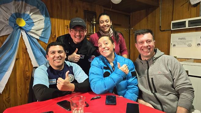 ▲ 아르헨티나 기지 대원들과 함께