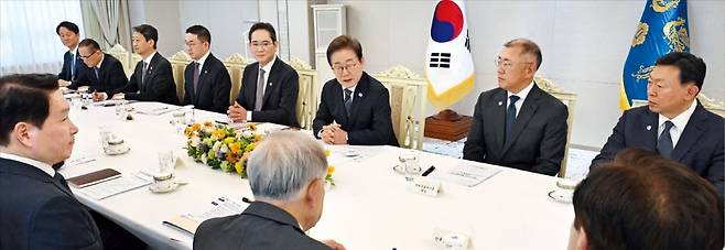 < 기업에 힘 실어준 李대통령 > 이재명 대통령이 13일 용산 대통령실에서 열린 기업 총수 및 6개 경제단체 간담회에서 발언하고 있다. 왼쪽 아래부터 반시계 방향으로 최태원 대한상공회의소 회장, 손경식 한국경영자총협회 회장, 김기문 중소기업중앙회 회장, 신동빈 롯데그룹 회장, 정의선 현대자동차그룹 회장, 이 대통령, 이재용 삼성전자 회장, 구광모 LG그룹 회장, 안덕근 산업통상자원부 장관, 위성락 국가안보실장, 권혁기 의전비서관. /김범준 기자