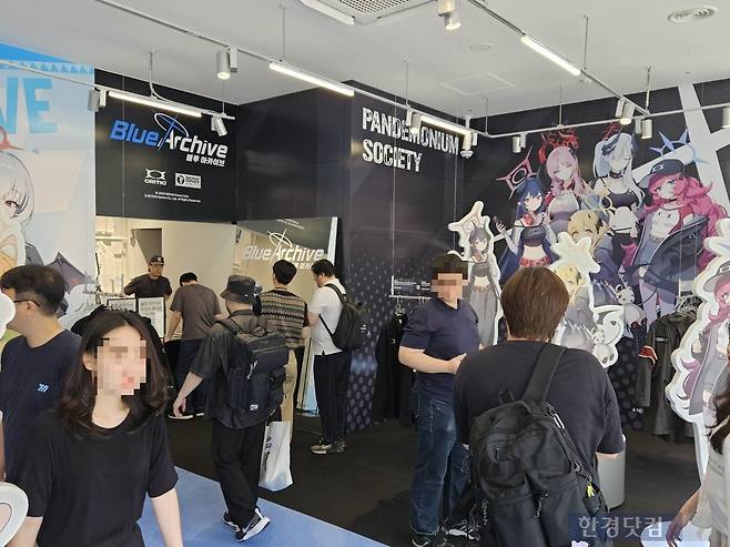 지난 9일 오전 11시 20분경 서울 성동구 무신사 성수 스퀘어3에 열린 블루아카이브x무신사 팝업스토어에서 사람들이 제품을 둘러보고 있다. 사진=박수빈 기자