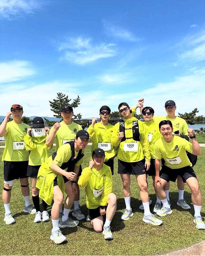 Cha Eun-woo (fourth from the right) at the “2025 TNF 100 Gangwon” race (Instagram)