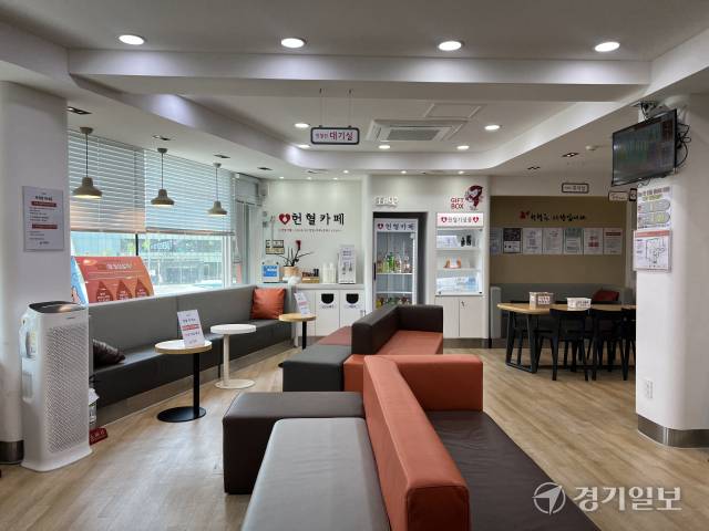 13일 낮 12시께 수원특례시 팔달구의 한 헌혈카페에 대기자 한 명 없이 적막함만 감돌고 있다. 박소민기자