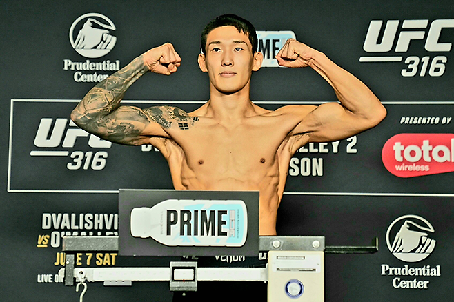 유주상이 2025년 6월 미국 뉴저지주 뉴어크 프루덴셜 센터 UFC 316 제3경기 페더급 계체를 통과하고 있다. 사진=TKO