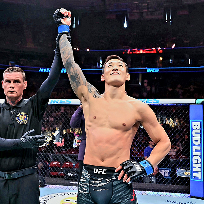 대한민국 UFC 23호 파이터로 데뷔한 유주상이 2025년 6월 미국 뉴저지주 뉴어크 프루덴셜 센터에서 승리 선언을 받고 있다. 사진=TKO