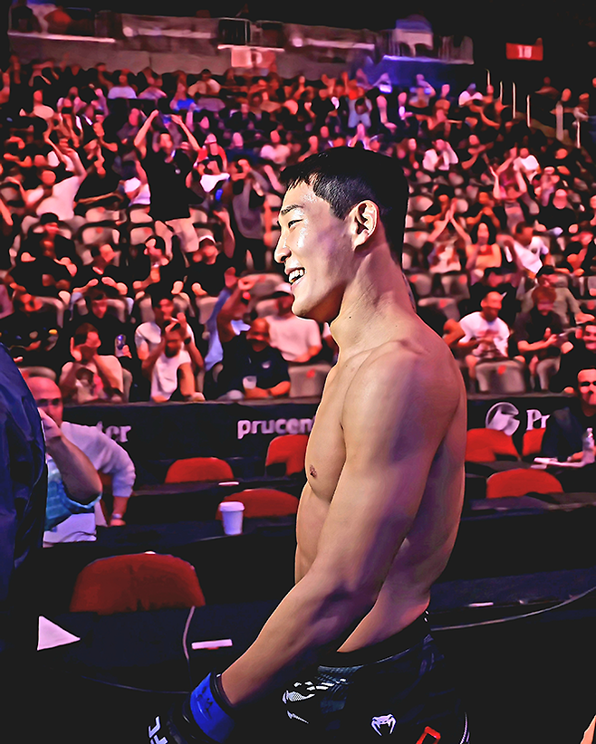 유주상이 2025년 6월 UFC 316 제3경기 페더급 1라운드 28초 KO승으로 제카 사라기를 압도한 후 미국 뉴저지주 뉴어크 프루덴셜 센터를 웃으며 떠나고 있다. 사진=TKO