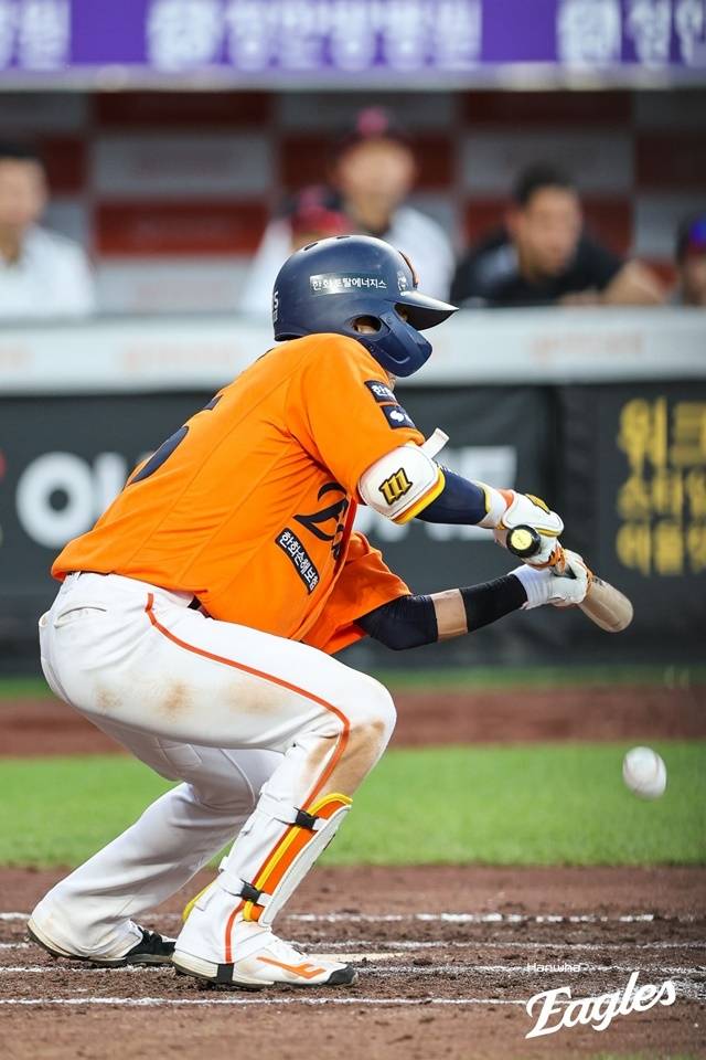 황영묵이 14일 대전 LG전에서 스퀴즈 번트를 성공시키고 있다. 사진=한화 제공