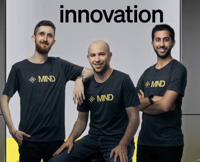 사이버 보안 스타트업 마인드를 창업한 에런 바라크 CEO(가운데)와 이타이 슈월츠 CTO(왼쪽), 호드 빈 눈 R&D 부사장./사진=마인드 홈페이지 갈무리