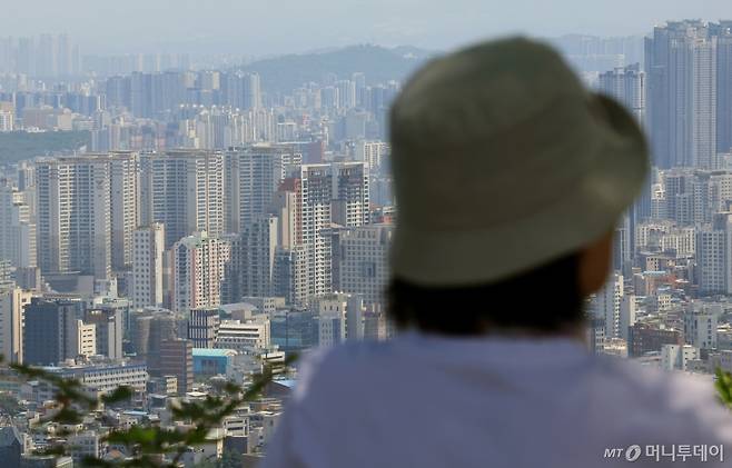 (서울=뉴스1) 박정호 기자 = 서울 아파트값이 19주 연속 상승세를 보인 12일 서울 남산을 찾은 시민이 도심 아파트단지 등을 바라보고 있다. 한국부동산원이 발표한 2025년 6월 둘째 주(6월 9일 기준) 전국 아파트 가격 동향에 따르면, 서울 아파트 매매가격은 0.26%로 전주(0.19%)보다 상승폭이 커졌다. Copyright (C) 뉴스1. All rights reserved. 무단 전재 및 재배포, AI학습 이용 금지. /사진=(서울=뉴스1) 박정호 기자