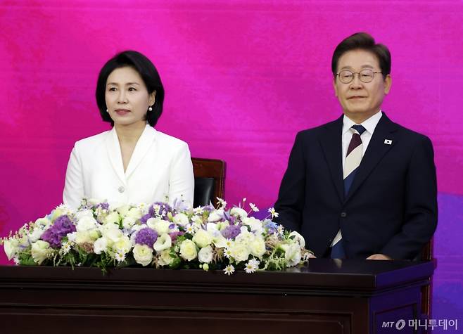 (서울=뉴스1) 국회사진기자단 = 이재명 대통령과 부인 김혜경 여사가 4일 서울 여의도 국회 본청 로텐더홀에서 열린 제21대 대통령 취임선서에 참석하고 있다. 2025.6.4/뉴스1 Copyright (C) 뉴스1. All rights reserved. 무단 전재 및 재배포, AI학습 이용 금지. /사진=(서울=뉴스1) 국회사진기자단