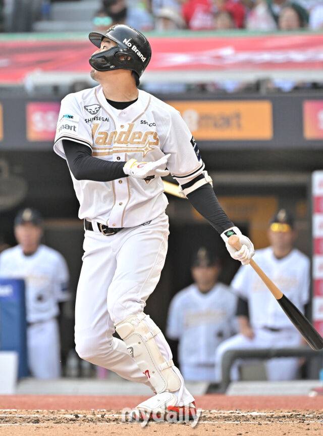 14일 오후 인천 문학동 SSG랜더스필드에서 진행된 '2025 프로야구 KBO리그' SSG랜더스와 롯데자이언츠의 경기.SSG 오태곤이 4회말 1사 2,3루서 1타점 희생타를 치고 있다./인천 = 송일섭 기자