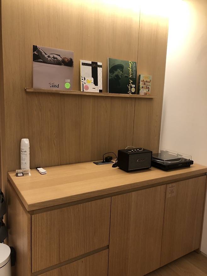 수락휴 객실 내에는 TV가 없는 대신 LP플레이어가 비치돼 있다. 손인규 기자