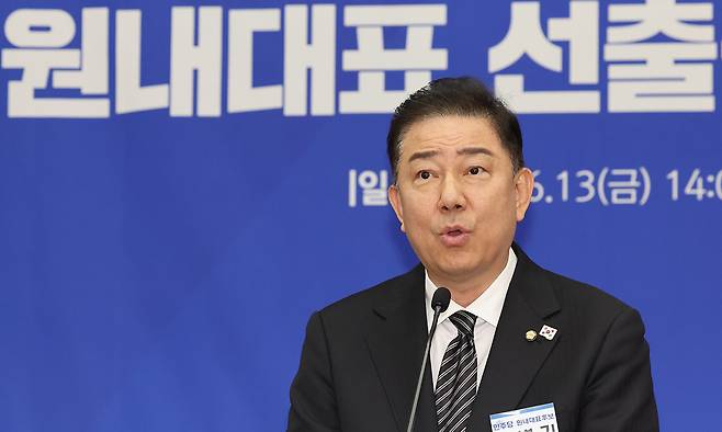 지난 13일 여당인 더불어민주당 김병기 의원이 신임 원내대표로 선출된 뒤 수락 연설을 하고 있다. 국가정보원 간부 출신인 김 원내대표는 “이재명 대통령의 블랙 요원”을 자처했다. 뉴스1