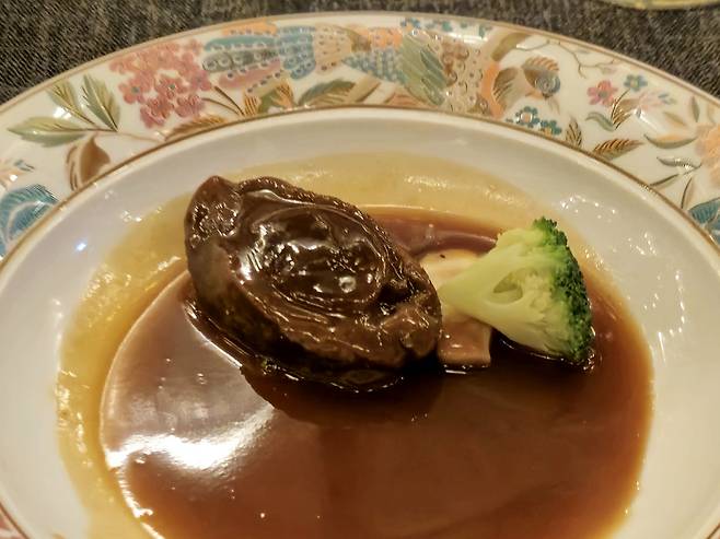 용푸 닝보식 소스를 곁들인 전복조림.