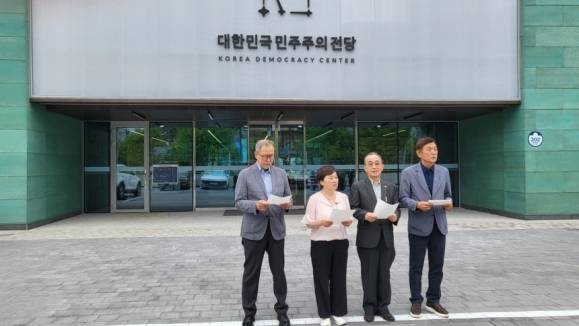 민주화 단체가 지난 13일 대한민국민주주의전당에서 성명을 발표하고 있다. 2025.6.13. 민주화 단체 제공