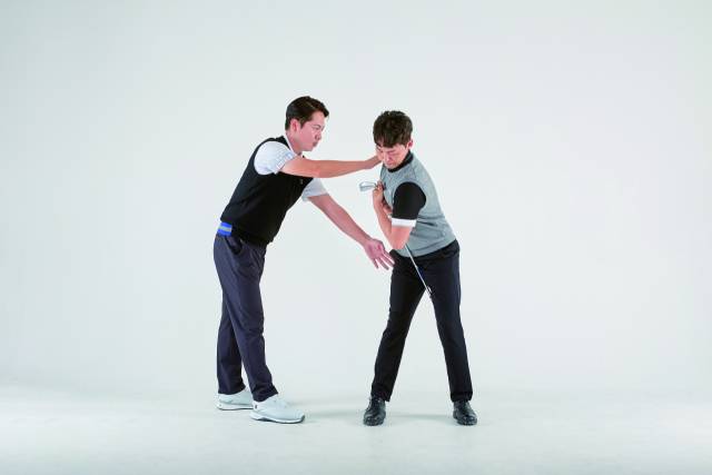 백스윙 때 골반이 오른쪽으로 밀리는 스웨이 동작을 없애면 슬라이스나 뒤땅 치기 등이 줄어든다.