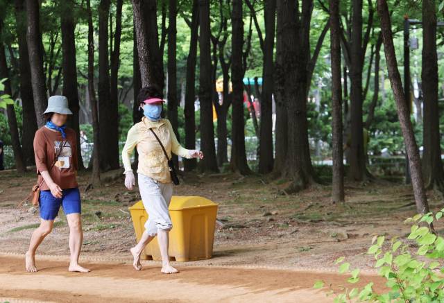 부천시민들이 중앙공원에 조성된 맨발길을 걷고 있다. 사진 제공 = 부천시