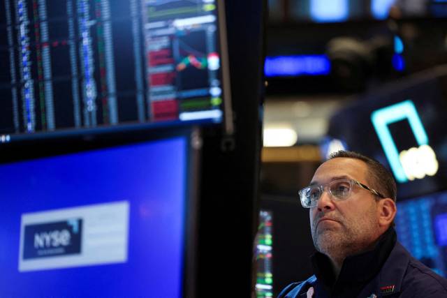 미국 뉴욕 뉴욕증권거래소에서 한 트레이더가 업무를 보고 있다. 로이터연합뉴스